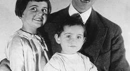 Кадр из фильма "Вспоминая Анну Франк" - 2