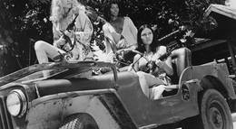 Кадр из фильма "Девки с мачете на свободе!" - 1