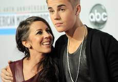 Мать Джастина Бибера требует внимания к проблеме абортов   