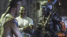 Кадр из фильма "Робот Чаппи" - 2