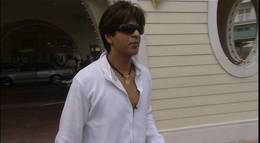 Кадр из фильма "Внешний мир Шахрукх Кхана" - 1