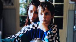 Кадр из фильма "Один среди женщин" - 1