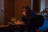 Кадр Жертвуя пешкой (Игры чемпионов)