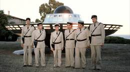 Кадр из фильма "Жандарм и инопланетяне" - 2