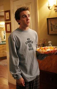 Кадр Малкольм в центре внимания