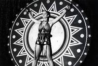 Кадр Девушка на мосту