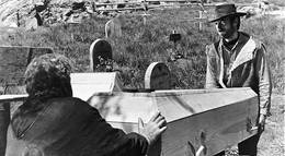 Кадр из фильма "За пригоршню долларов" - 1