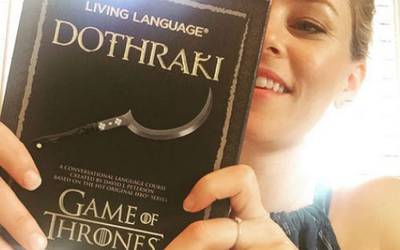 Звезды в соцсетях: победа для Аффлека, кормление жирафа и кот Карла