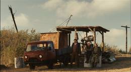 Кадр из фильма "Отдать концы" - 1