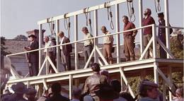 Кадр из фильма "Вздерни их повыше" - 2