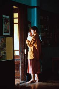 Кадр Рука, качающая колыбель