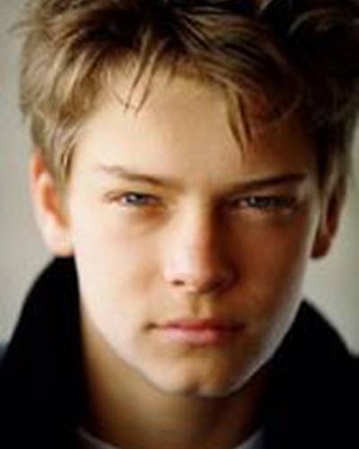 Оливер Адамс фото