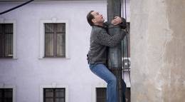 Кадр из фильма "Тот, кто гасит свет" - 2