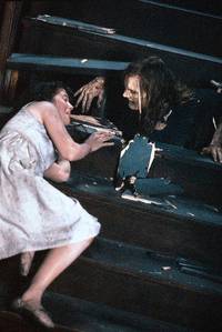 Кадр Люди под лестницей