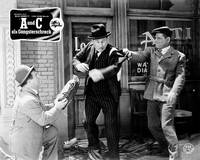 Кадр Эбботт и Костелло встречают полицейских из Кистоуна