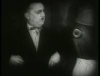 Кадр Девушка с коробкой