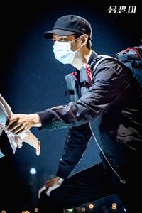 Кадр Ён Паль: Подпольный доктор