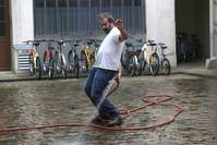 Кадр Женщина во дворе