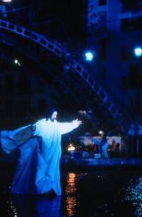 Кадр Услуга, часы и очень большая рыба