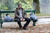 Кадр Женщина во дворе