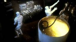 Кадр из фильма "Цепная реакция" - 2