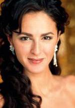 Моника Эстарреадо фото