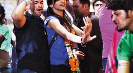 Кадр из фильма "Бей и лети!" - 2