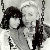 Кадр Рука, качающая колыбель