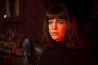 Кадр Девушка входит в бар