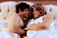 Кадр Розали идет за покупками