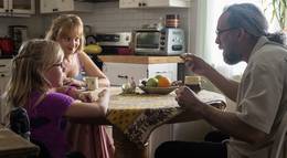 Кадр из фильма "Миссия: Неадекватна" - 2