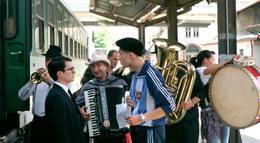 Кадр из фильма "Свет вокруг" - 1