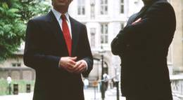 Кадр из фильма "Сделка" - 2