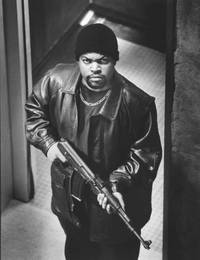 Кадр Опасная земля