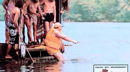 Кадр из фильма "Загорелые" - 1