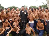 Кадр Пусть летят пули