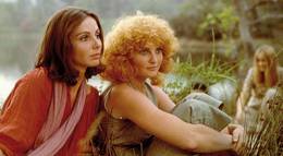 Кадр из фильма "Одна поет, другая нет" - 1