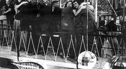 Кадр из фильма "Жить" - 2