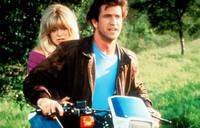 Кадр Птичка на проводе