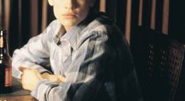 Кадр из фильма "Парни не плачут" - 1