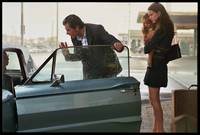 Кадр Дама в очках и с ружьем в автомобиле