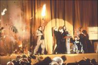 Кадр Безумный Сесил Б.