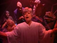 Кадр Существо в корзине 2