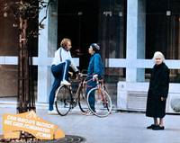 Кадр Высокий блондин в черном ботинке