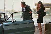 Кадр Дама в очках и с ружьем в автомобиле