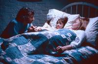 Кадр Рука, качающая колыбель