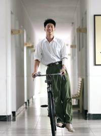 Кадр Под ветвями боярышника