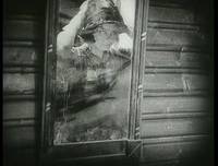 Кадр Девушка с коробкой