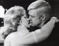 Кадр Разрывающаяся между двумя возлюбленными