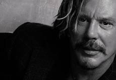 Микки Рурк вслед за Шварцем «Качнет железо»